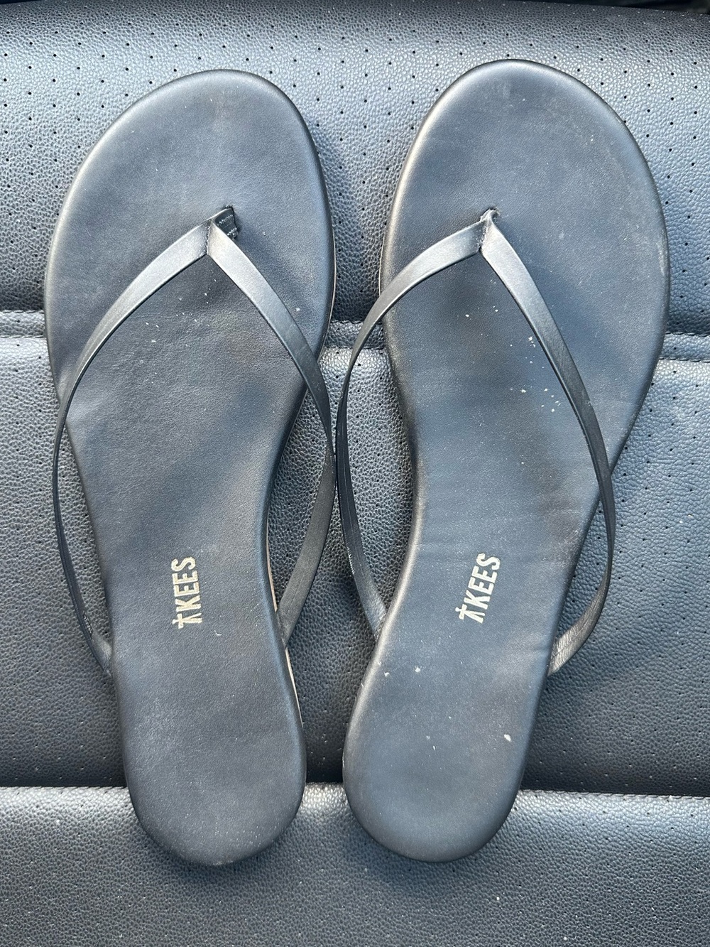 TKEES Black Minimalist Thin-Strap Flip Flops